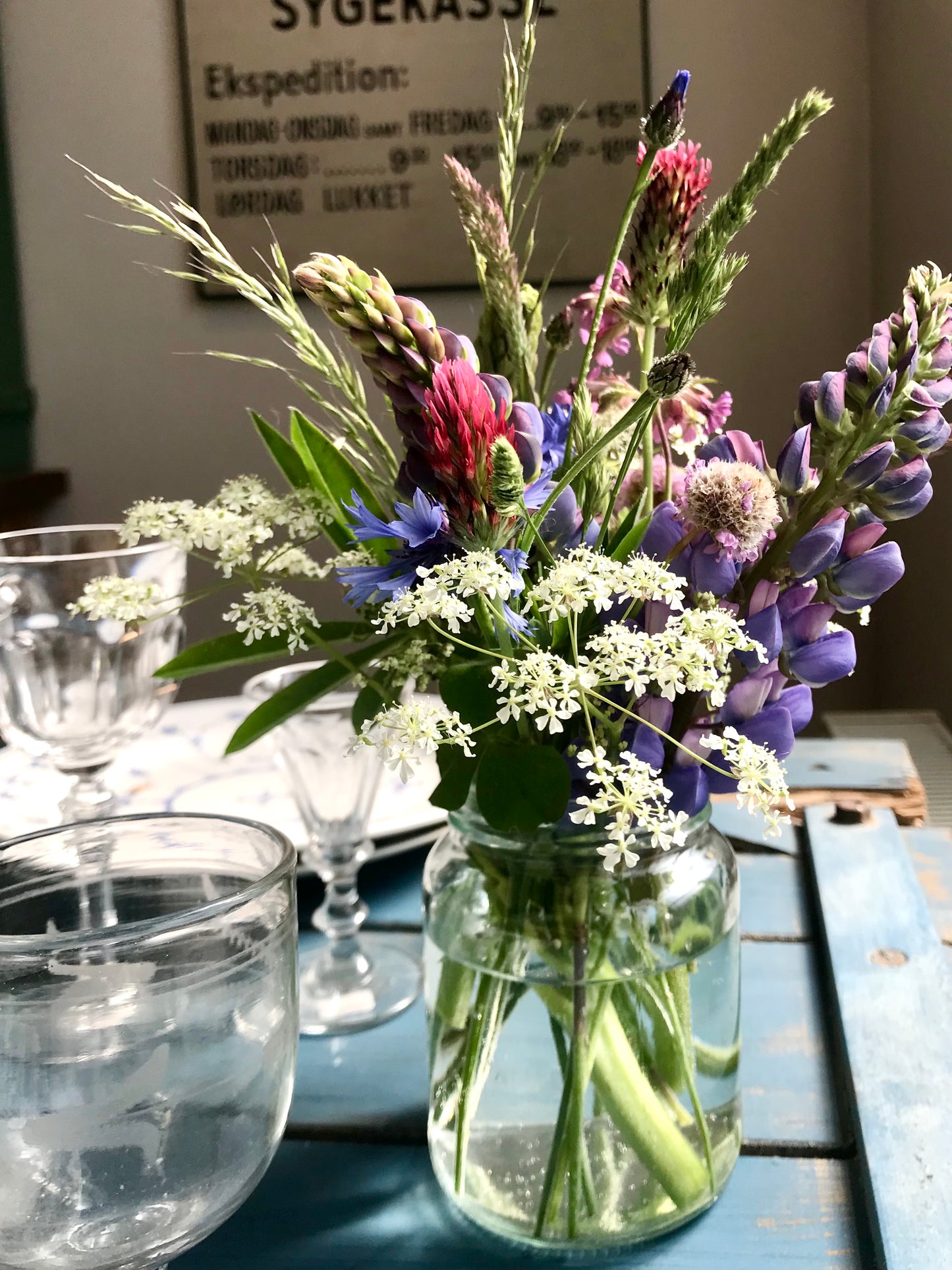 Blomster i Konservesglas, Grøftekant